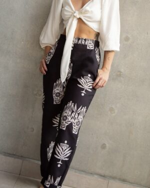 Pantalon negro manos